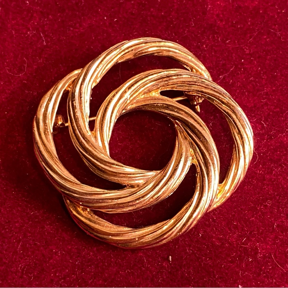 🍇 Gold Tone Swirled Knot Brooch 277